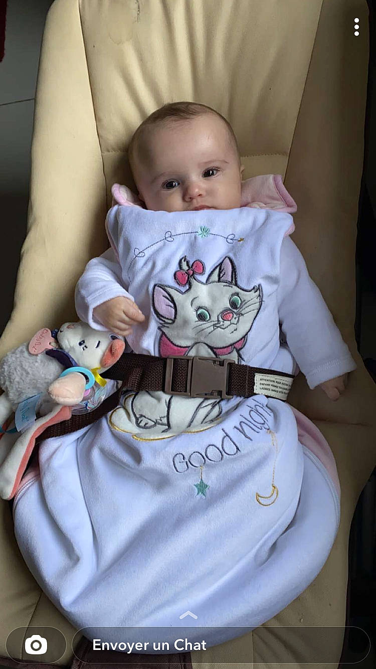 Leya a rejoint le concours — aidez-le/la à gagner de superbes lots ! baby, baby_toddler_clothing, cheek, comfort, eye, facial_expression, green, hairstyle, head, human_body, iris, mouth, neck, person, pink, product, skin, sleeve, t_shirt, textile