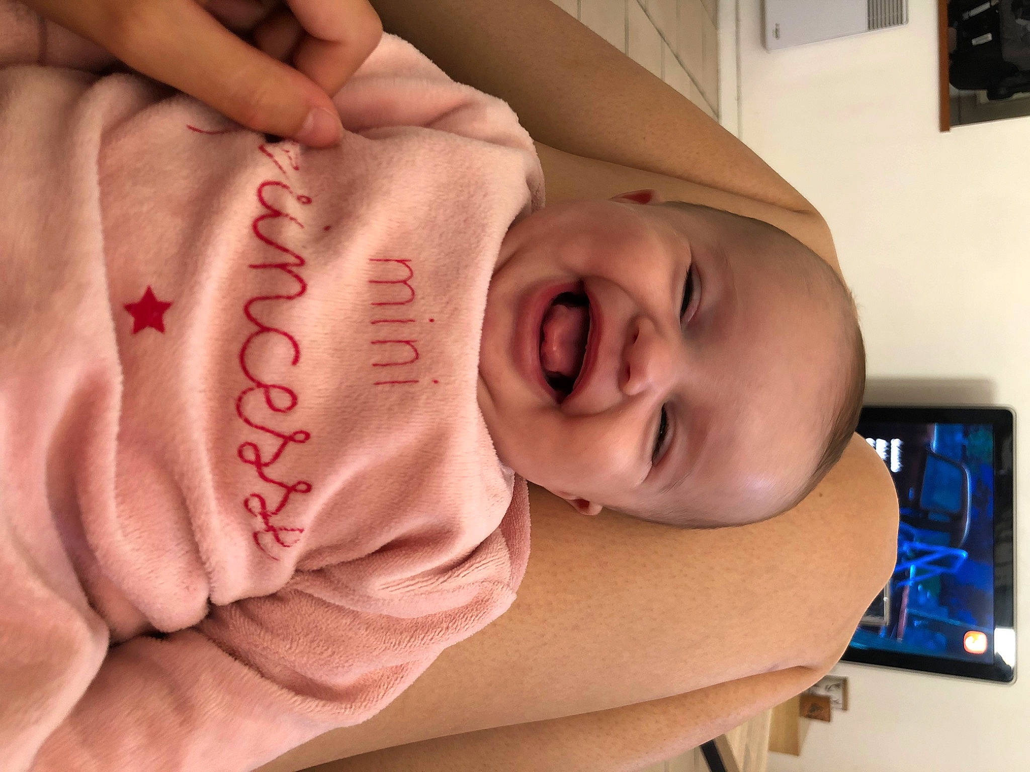 Leya a rejoint le concours — aidez-le/la à gagner de superbes lots ! baby, cheek, chin, comfort, ear, eyebrow, finger, gesture, happy, headgear, jaw, joy, lip, mouth, muscle, neck, nose, person, skin, smile