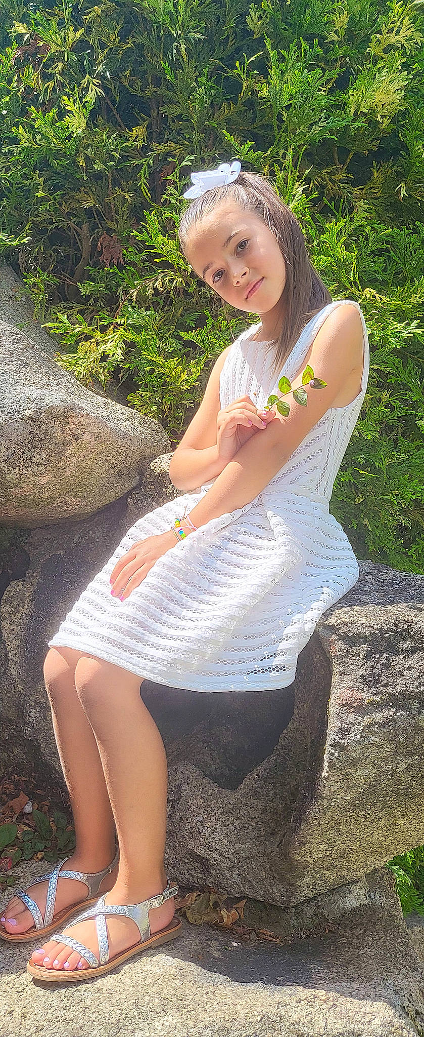 Mikaela participe au concours pour gagner de l'argent avec cette photo : dress, eye, flash_photography, grass, hair, happy, human_body, knee, leg, light, neck, people_in_nature, person, plant, shoulder, sleeve, smile, textile, thigh, trunk