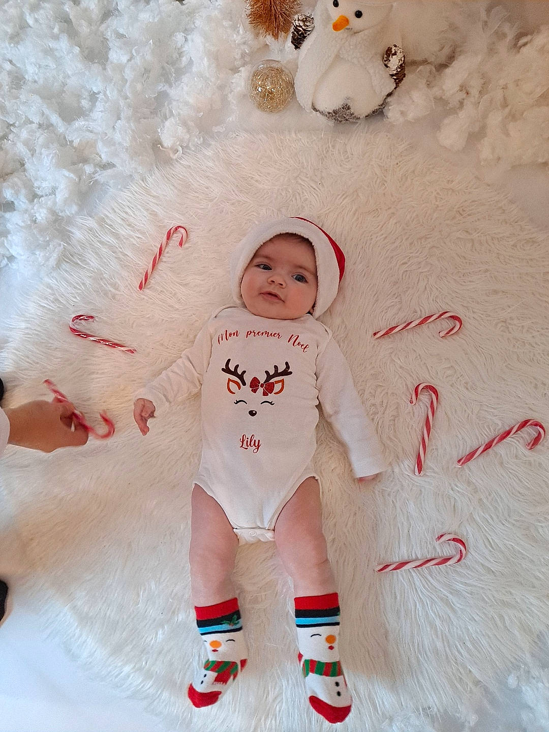 Lily participe au concours pour gagner de l'argent avec cette photo : baby, baby_toddler_clothing, carmine, child, costume_hat, event, fictional_character, fun, fur, happy, headwear, holiday, pattern, person, pink, product, sleeve, textile, toddler, toy