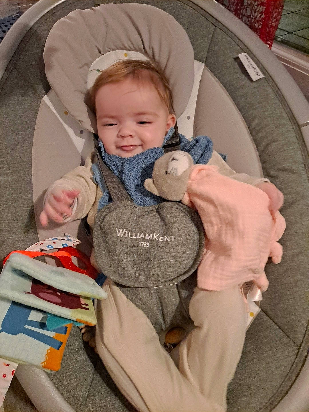 Lily participe au concours pour gagner de l'argent avec cette photo : baby, baby_carriage, baby_products, baby_toddler_clothing, bag, chair, child, circle, comfort, fashion_accessory, finger, fun, person, personal_protective_equipment, play, product, sitting, smile, toddler, travel