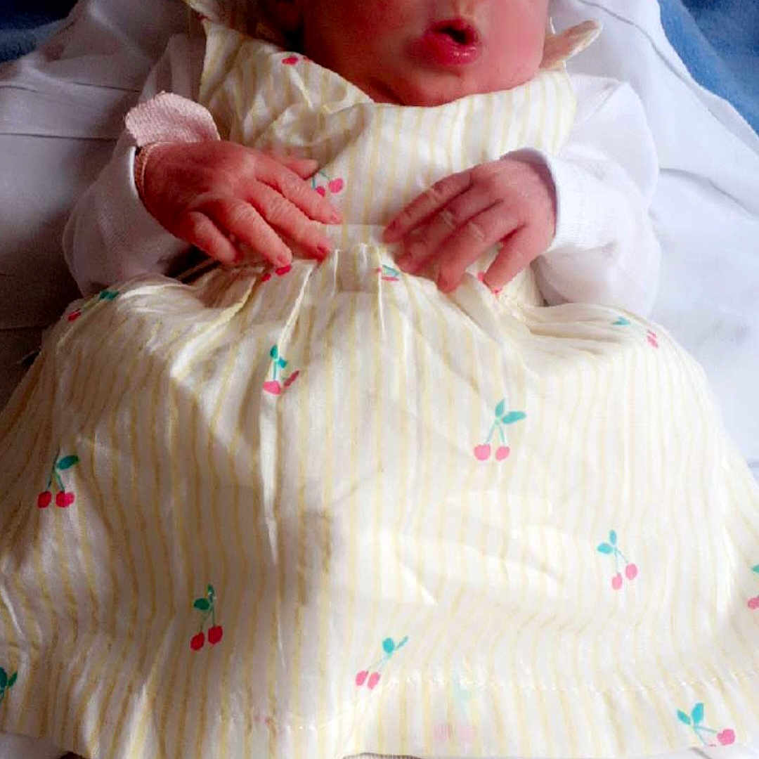 Lyana a rejoint le concours — aidez-le/la à gagner de superbes lots ! architecture, baby, bed, blanket, bodypart, building, cushion, face, finger, furniture, hand, head, homedecor, hospital, newborn, person, photography, portrait, quilt, sleeping