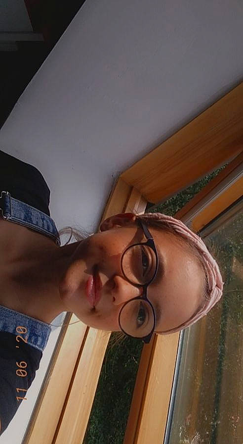 Clara participe au concours pour gagner de l'argent avec cette photo : glasses, joy, person, wood