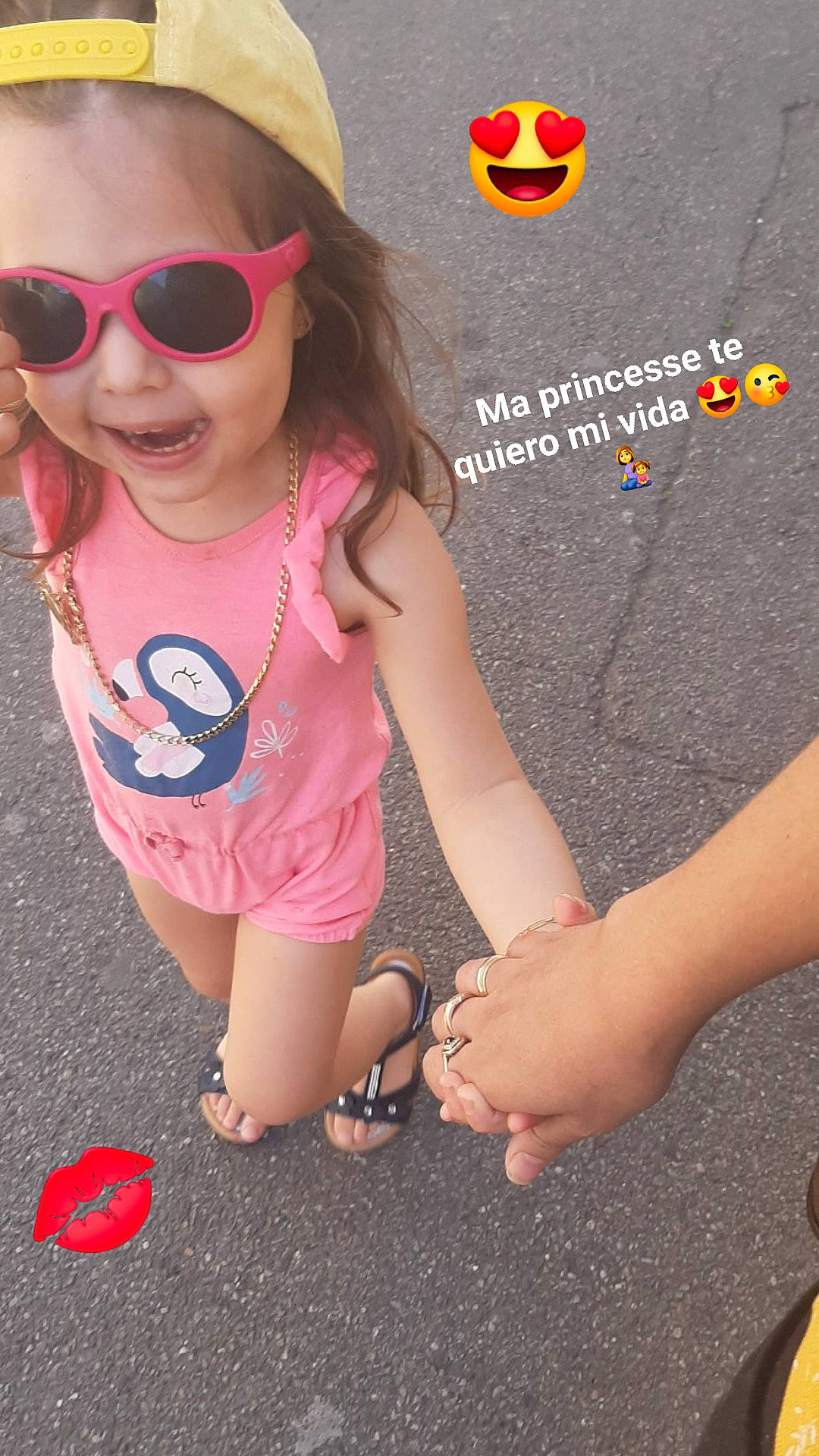 Aurelia participe au concours pour gagner de l'argent avec cette photo : child, cool, eyewear, finger, footwear, fun, glasses, joy, person, pink, play, smile, summer, sunglasses, toddler, vacation