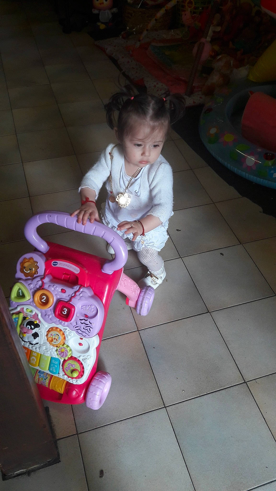 Lana participe au concours pour gagner de l'argent avec cette photo : baby, child, fun, person, play, sitting, toddler