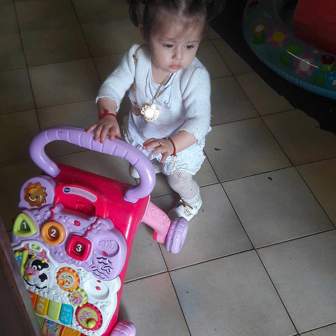 Lana participe au concours pour gagner de l'argent avec cette photo : baby, child, fun, person, play, sitting, toddler