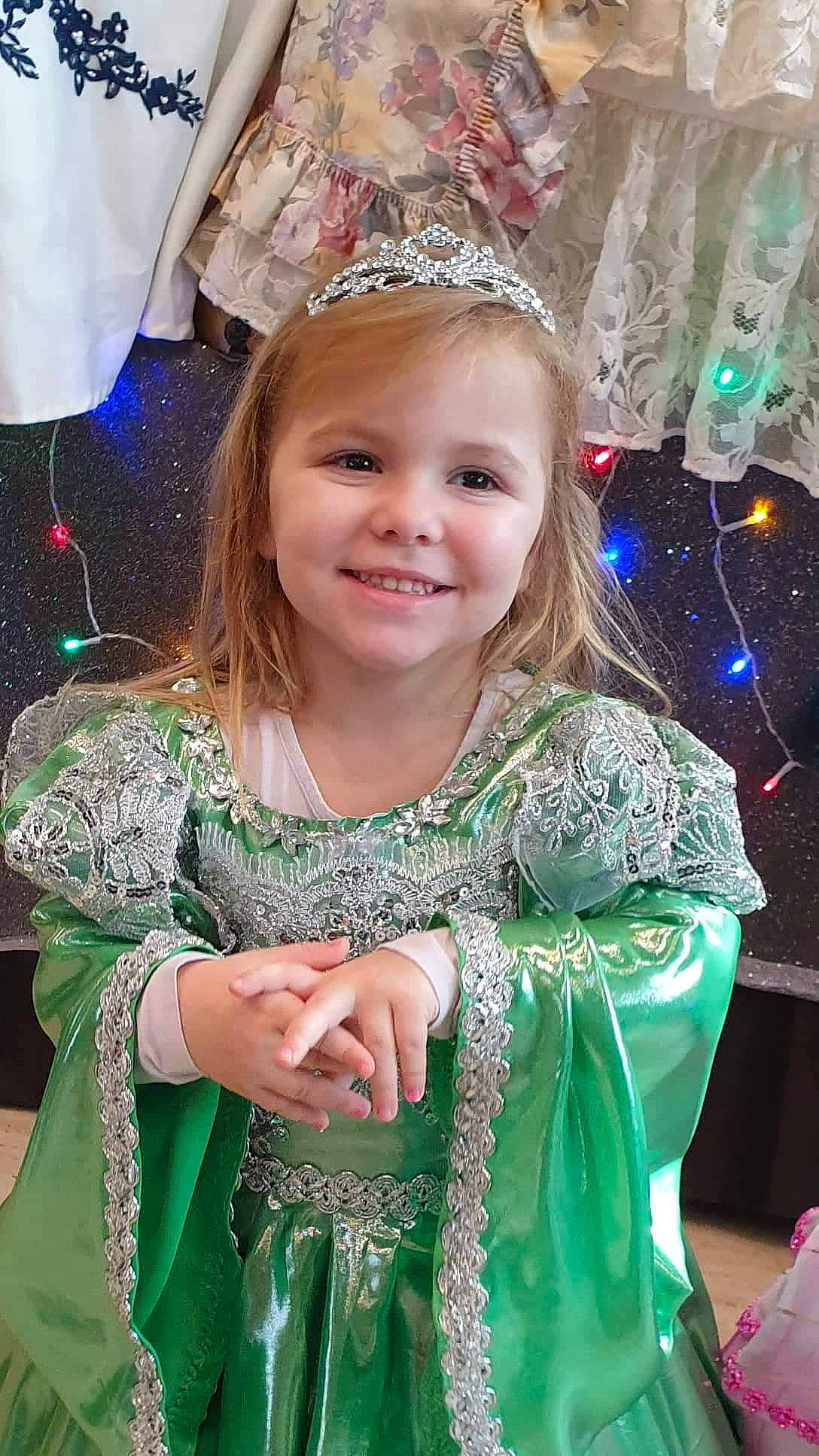 Emy participe au concours pour gagner de l'argent avec cette photo : child, christmas, christmas_decoration, christmas_ornament, christmas_tree, event, face, facial_expression, fashion_design, fun, hairstyle, happy, head, headpiece, holiday, jewellery, joy, ornament, person, smile