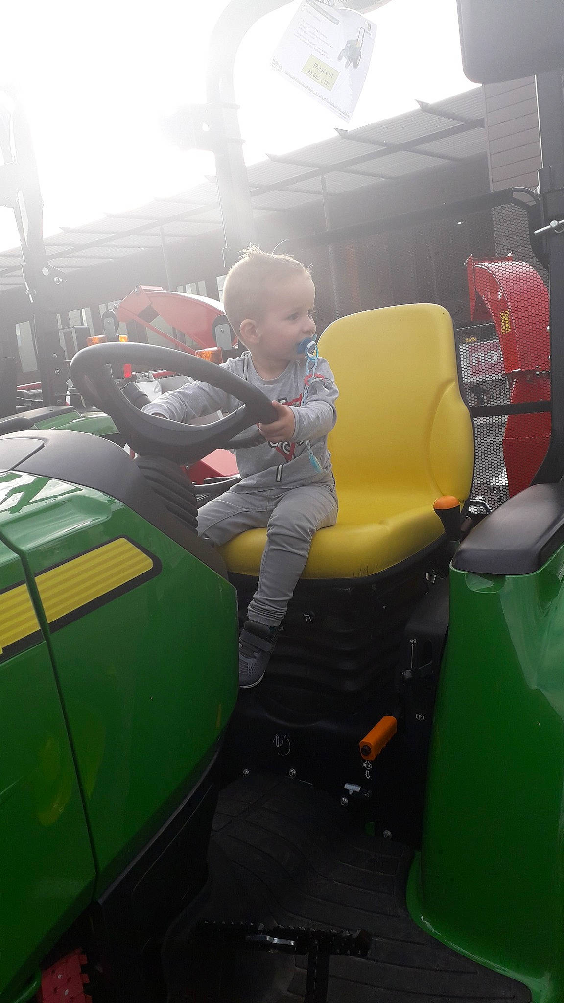 Andréas a rejoint le concours — aidez-le/la à gagner de superbes lots ! automotive_window_part, fun, green, joy, motor_vehicle, person, transport, vehicle, yellow