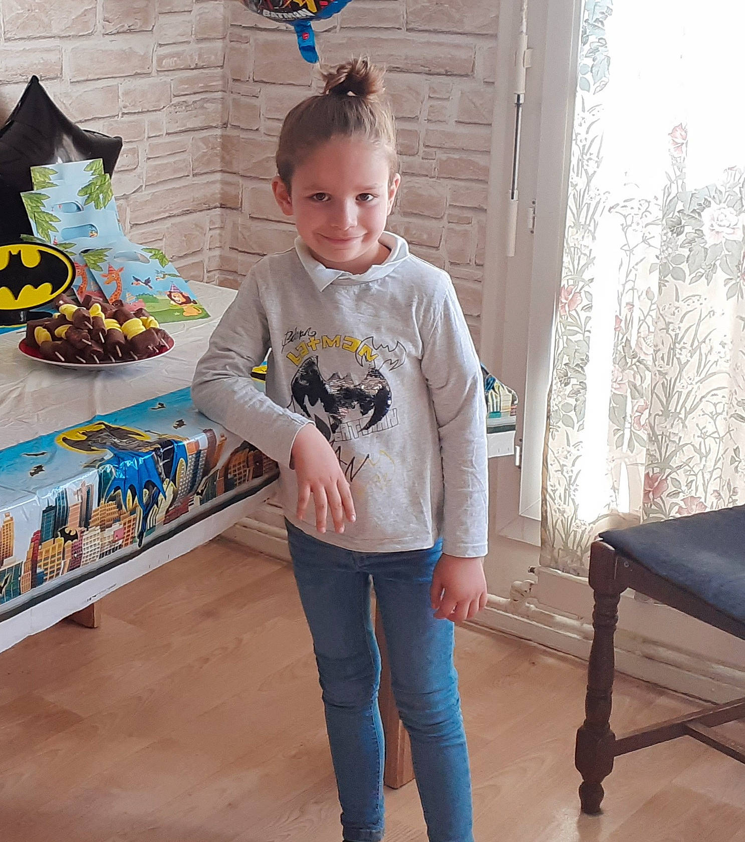 Andréas participe au concours pour gagner de l'argent avec cette photo : child, denim, electric_blue, eyewear, fashion_accessory, flooring, happy, jeans, joy, knee, leisure, pattern, person, sitting, sleeve, sportswear, standing, t_shirt, toddler, trunk