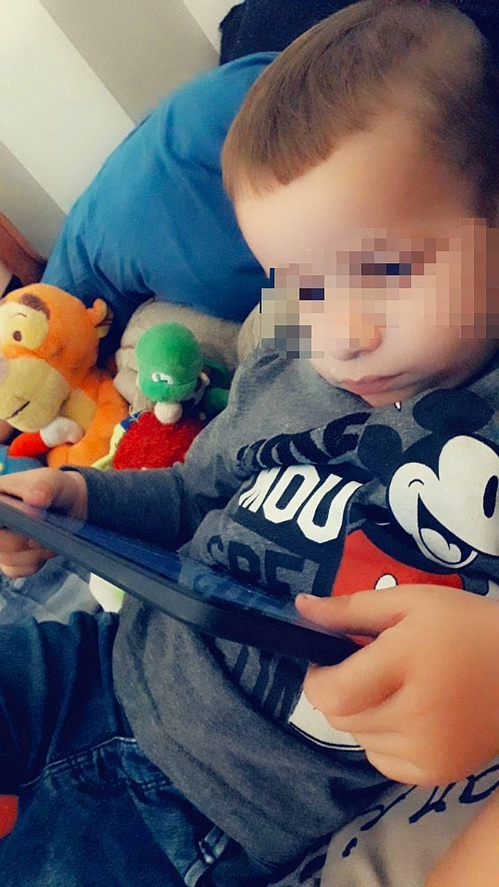 Andréas participe au concours pour gagner de l'argent avec cette photo : baby, cheek, child, finger, gun, person, play, textile, thumb, toddler, toy