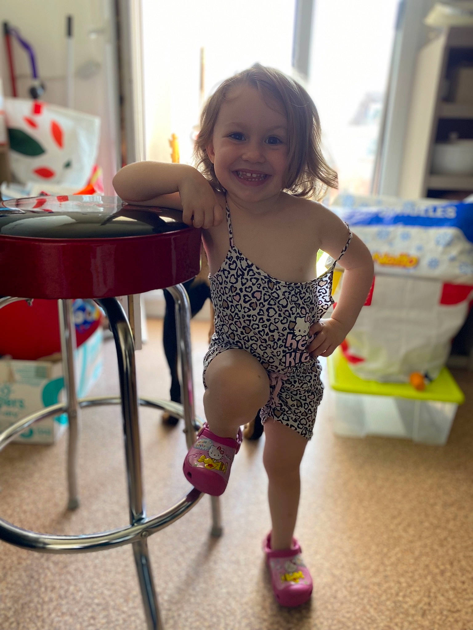 Laura a rejoint le concours — aidez-le/la à gagner de superbes lots ! baby, baby_toddler_clothing, child, design, flooring, fun, happy, human_leg, joy, knee, party, person, room, shorts, sitting, skin, smile, sock, t_shirt, table