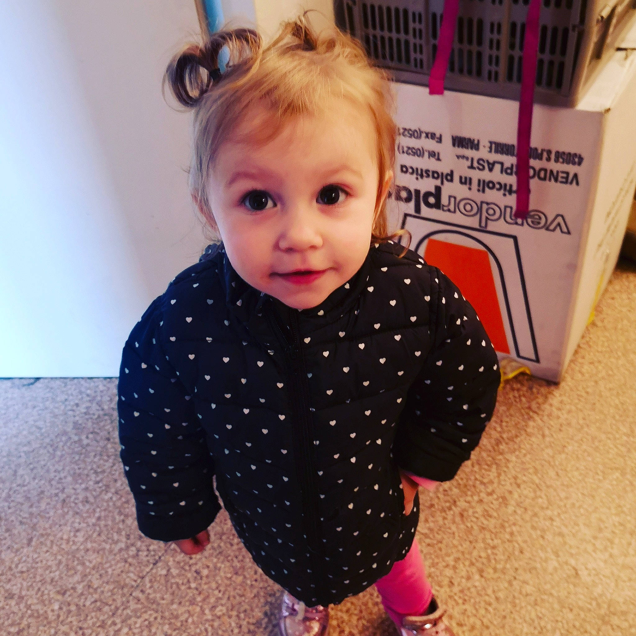 Laura participe au concours pour gagner de l'argent avec cette photo : baby, beauty, blond, cheek, child, cool, ear, eye, face, forehead, hair, hairstyle, head, lip, outerwear, person, pink, skin, sleeve, t_shirt