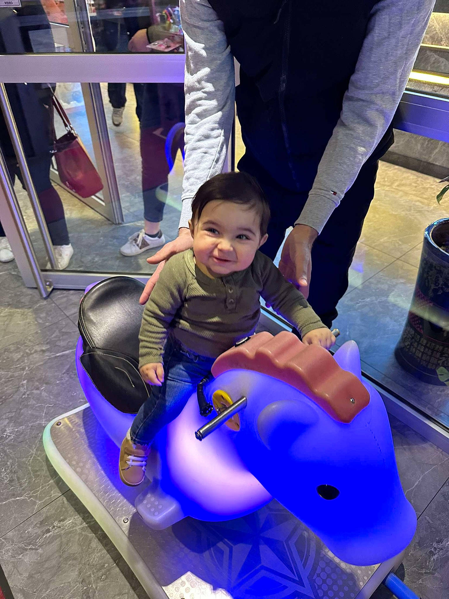 Selyan participe au concours pour gagner de l'argent avec cette photo : automotive_design, baby, bag, child, electric_blue, fictional_character, flooring, fun, happy, joy, leg, leisure, luggage_and_bags, person, personal_protective_equipment, purple, recreation, shoe, shorts, sitting