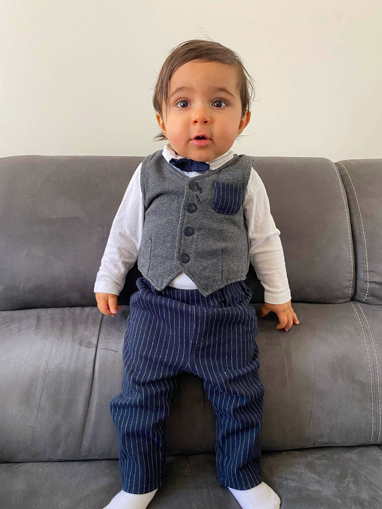 Selyan a rejoint le concours — aidez-le/la à gagner de superbes lots ! baby_toddler_clothing, collar, comfort, couch, denim, dress_shirt, electric_blue, eye, face, fashion_design, human_body, neck, pattern, person, rectangle, shoulder, sitting, sleeve, textile, toddler
