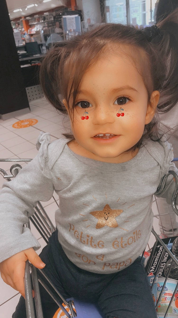 Katélina a rejoint le concours — aidez-le/la à gagner de superbes lots ! baby, beauty, brown_hair, cheek, child, child_model, chin, eye, face, forehead, hair, hairstyle, head, iris, joy, lip, nose, person, sitting, skin