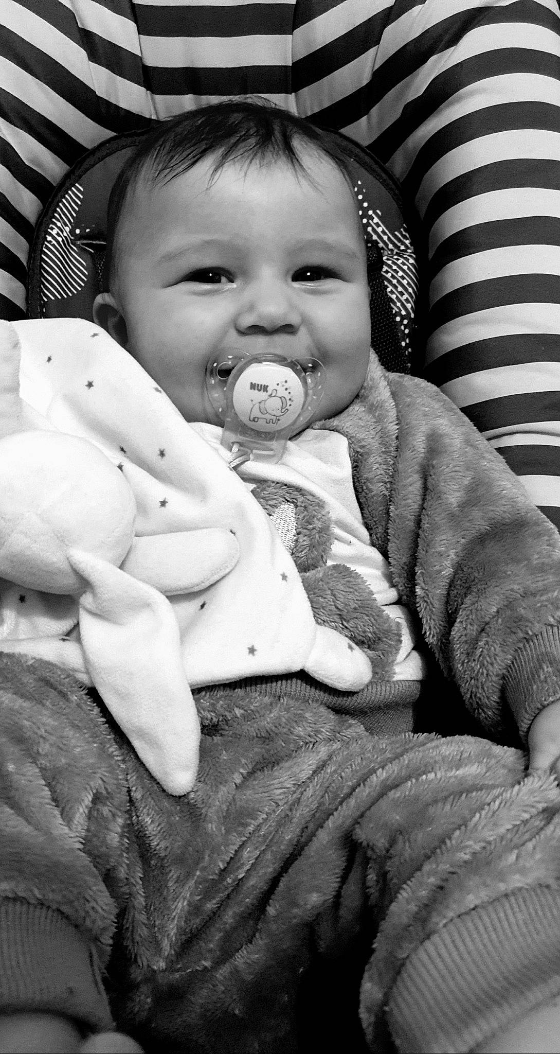 Nina participe au concours pour gagner de l'argent avec cette photo : baby, baby_toddler_clothing, black, black_and_white, cheek, child, comfort, eyebrow, facial_expression, flash_photography, happy, iris, joy, lip, mouth, person, photograph, skin, smile, style