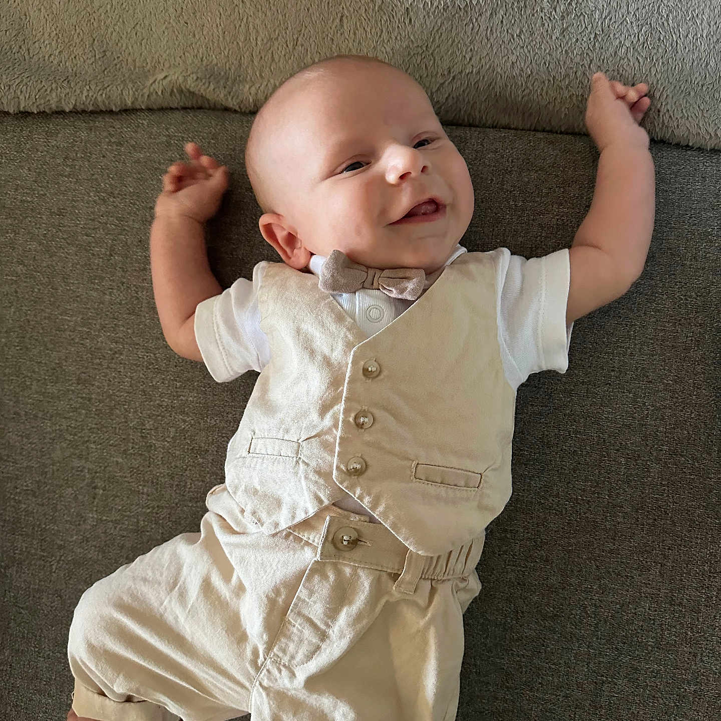 Siméo a rejoint le concours — aidez-le/la à gagner de superbes lots ! baby, bow_tie, child, clothing, couch, cute, fabric, happy, head, indoors, infant, pants, person, portrait, relaxed, sitting, skin, smiling, vest, white_shirt