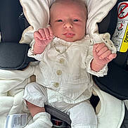 Siméo a rejoint le concours — aidez-le/la à gagner de superbes lots ! baby, newborn, infant, car_seat, white_clothing, blanket, safety_label, small_hands, tiny_feet, cute, portrait, indoors, child, person, smiling, soft_lighting, closeup, fabric, seat_belt, resting