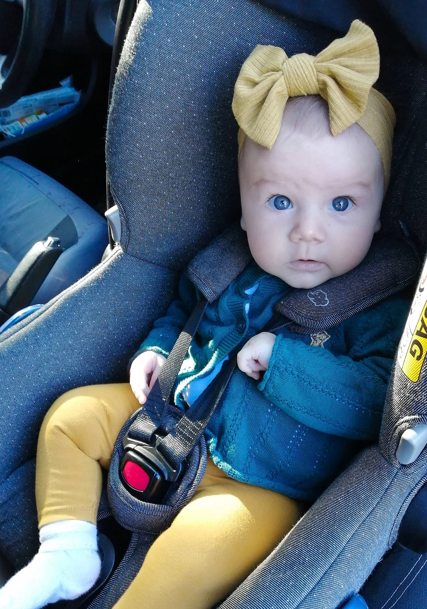 Emmie a rejoint le concours — aidez-le/la à gagner de superbes lots ! auto_part, baby, baby_products, baby_toddler_clothing, blue, car_seat, car_seat_cover, child, comfort, doll, electric_blue, eyelash, head_restraint, human_leg, person, personal_luxury_car, sitting, steering_wheel, thigh, toy