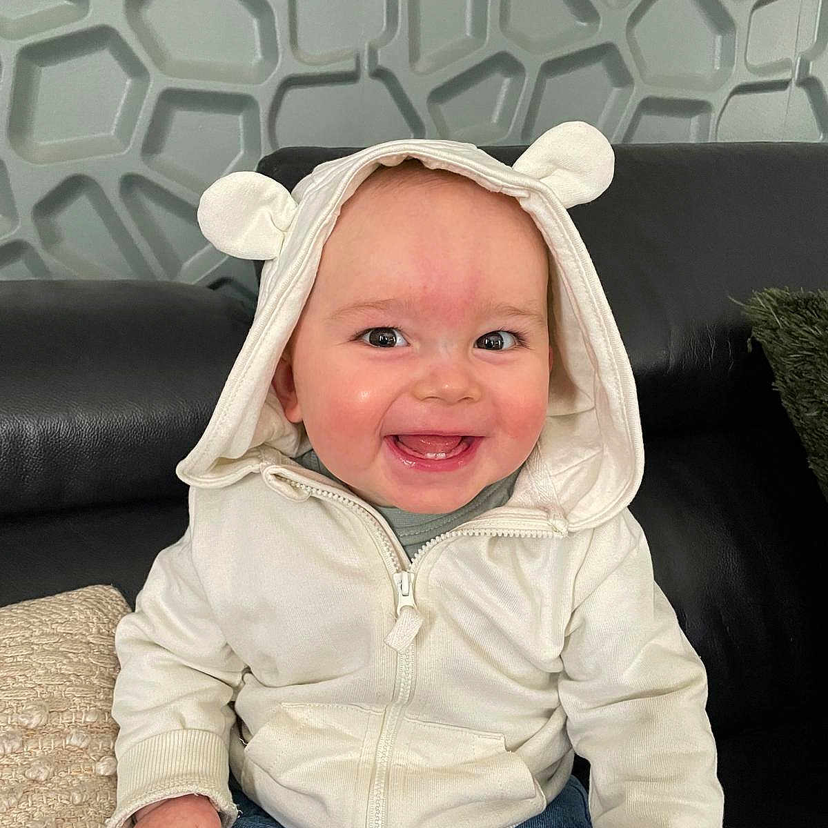 Andrea a rejoint le concours — aidez-le/la à gagner de superbes lots ! baby, black_leather, casual_wear, child, couch, cute, denim_jeans, face, hand, happy, hood, hoodie, indoor, modern_wall, person, portrait, sitting, smiling, texture, white_clothing