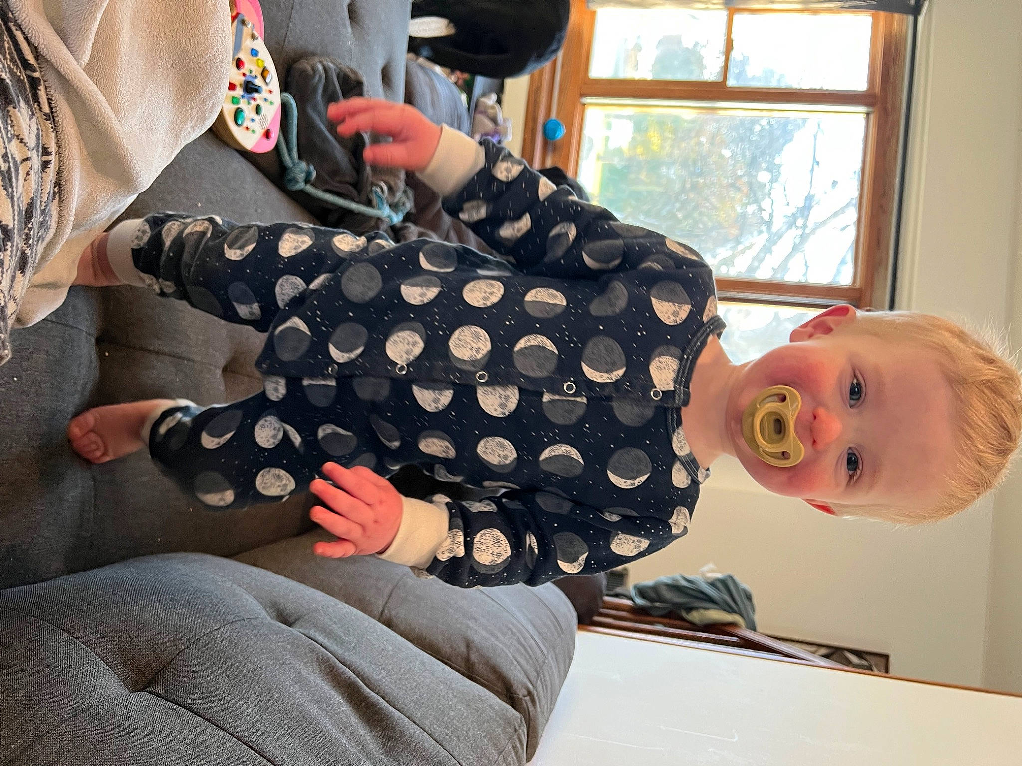 Reed is registered to the contest to win money with this photo: bag, child, eyewear, fashion_accessory, finger, gesture, hand, happy, human_leg, joint, nail, pattern, person, personal_protective_equipment, sleeve, smile, thumb, toddler, waist, window