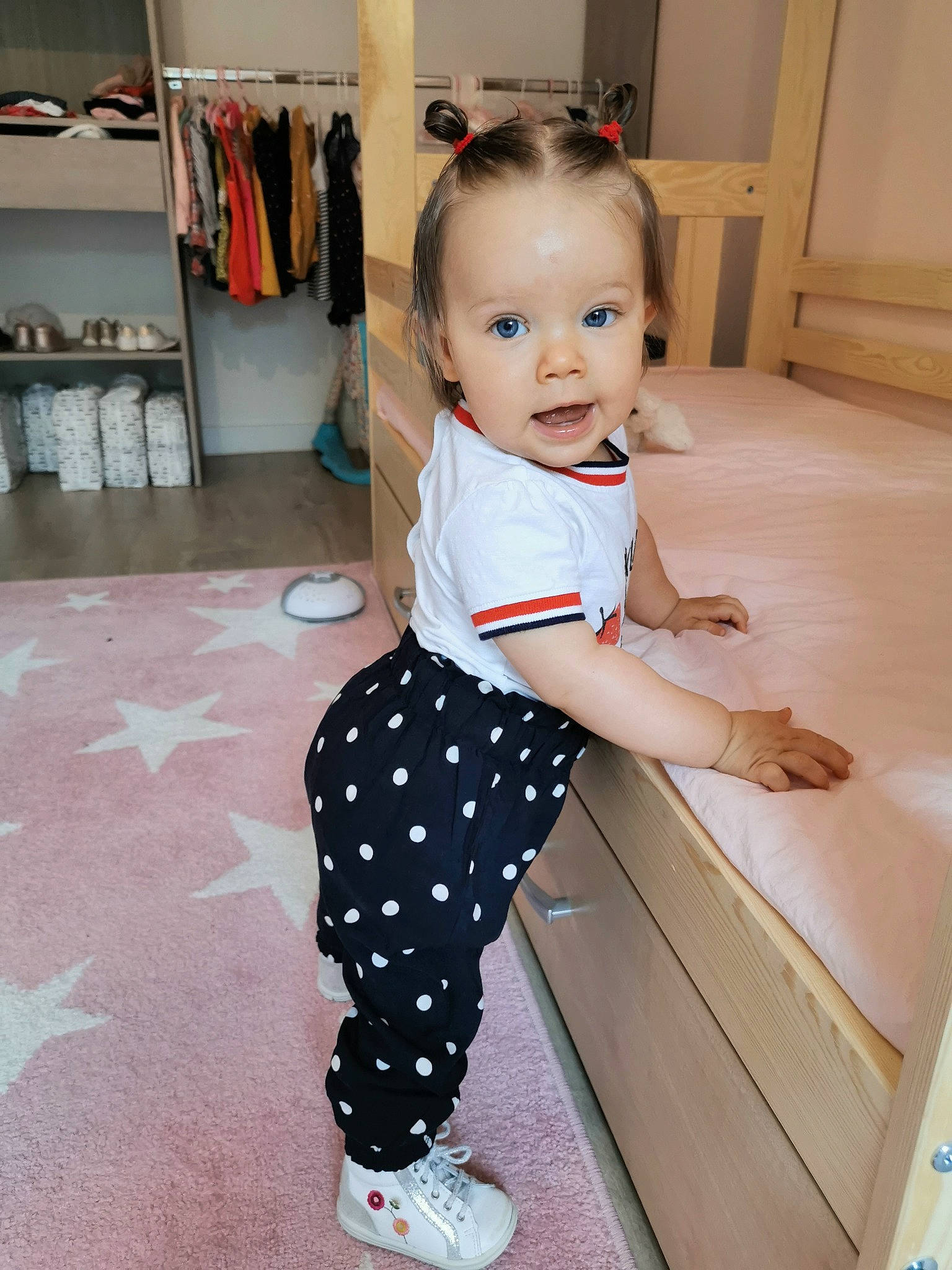 Calie participe au concours pour gagner de l'argent avec cette photo : baby, baby_toddler_clothing, child, design, pattern, person, polka_dot, shoe, skin, toddler