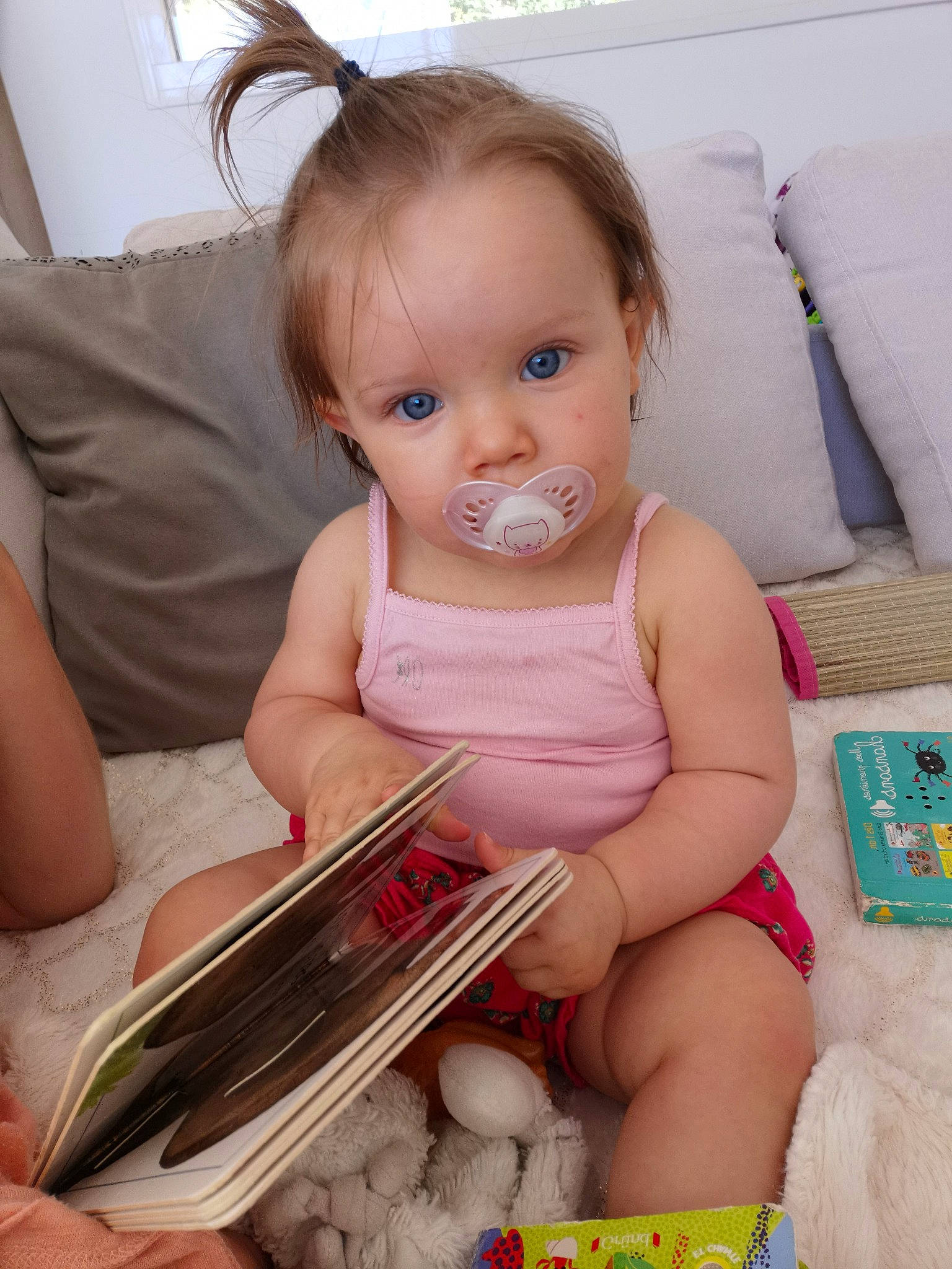 Calie a rejoint le concours — aidez-le/la à gagner de superbes lots ! baby, cheek, child, eye, face, finger, iris, nose, person, play, skin, smile, toddler