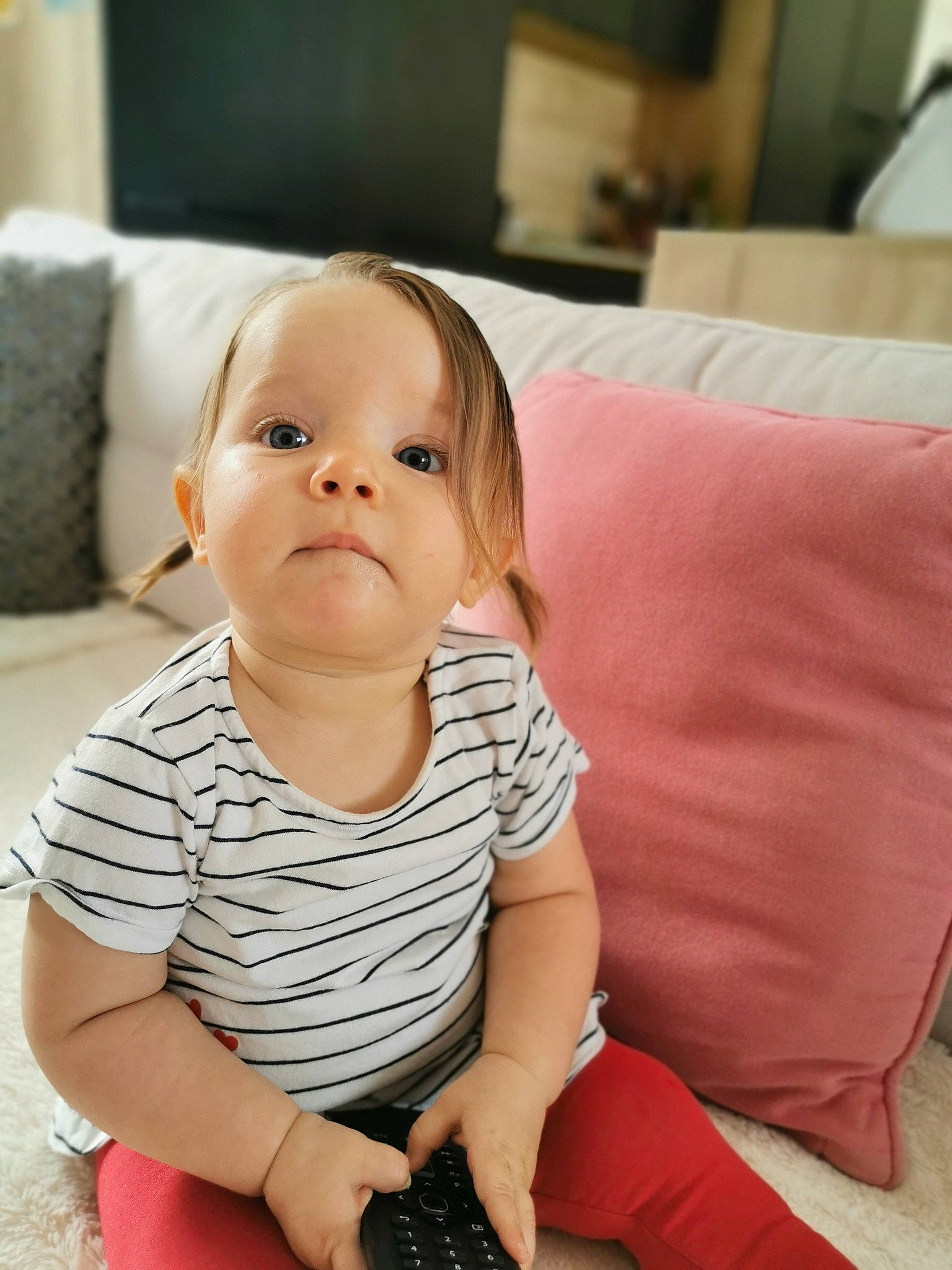 Calie participe au concours pour gagner de l'argent avec cette photo : baby, cheek, child, electronic_device, face, person, play, sitting, skin, toddler