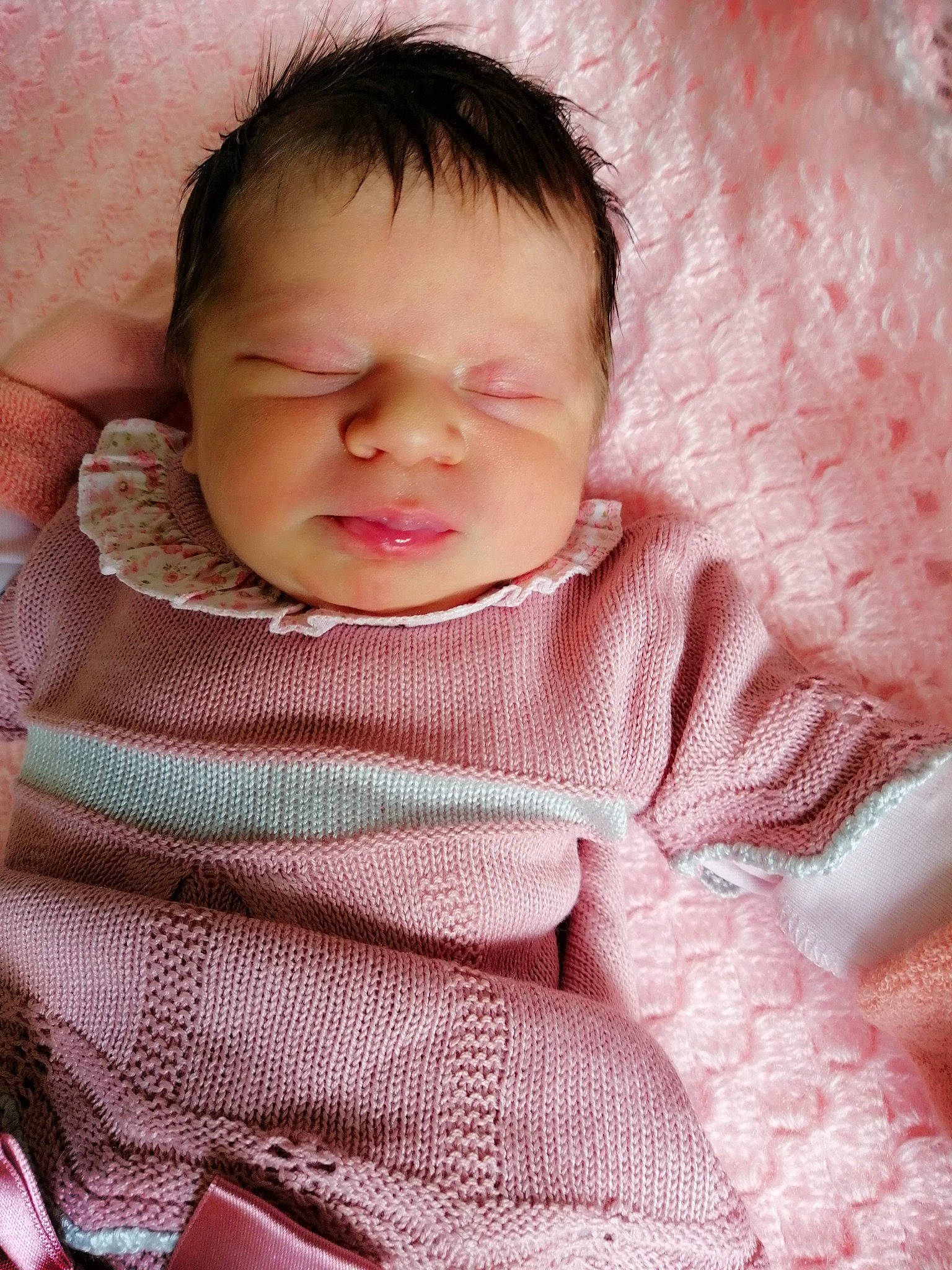 Beatriz a rejoint le concours — aidez-le/la à gagner de superbes lots ! baby, baby_toddler_clothing, cheek, chin, collar, comfort, finger, gesture, happy, linens, lip, mouth, neck, nose, person, pink, skin, sleeve, smile, textile