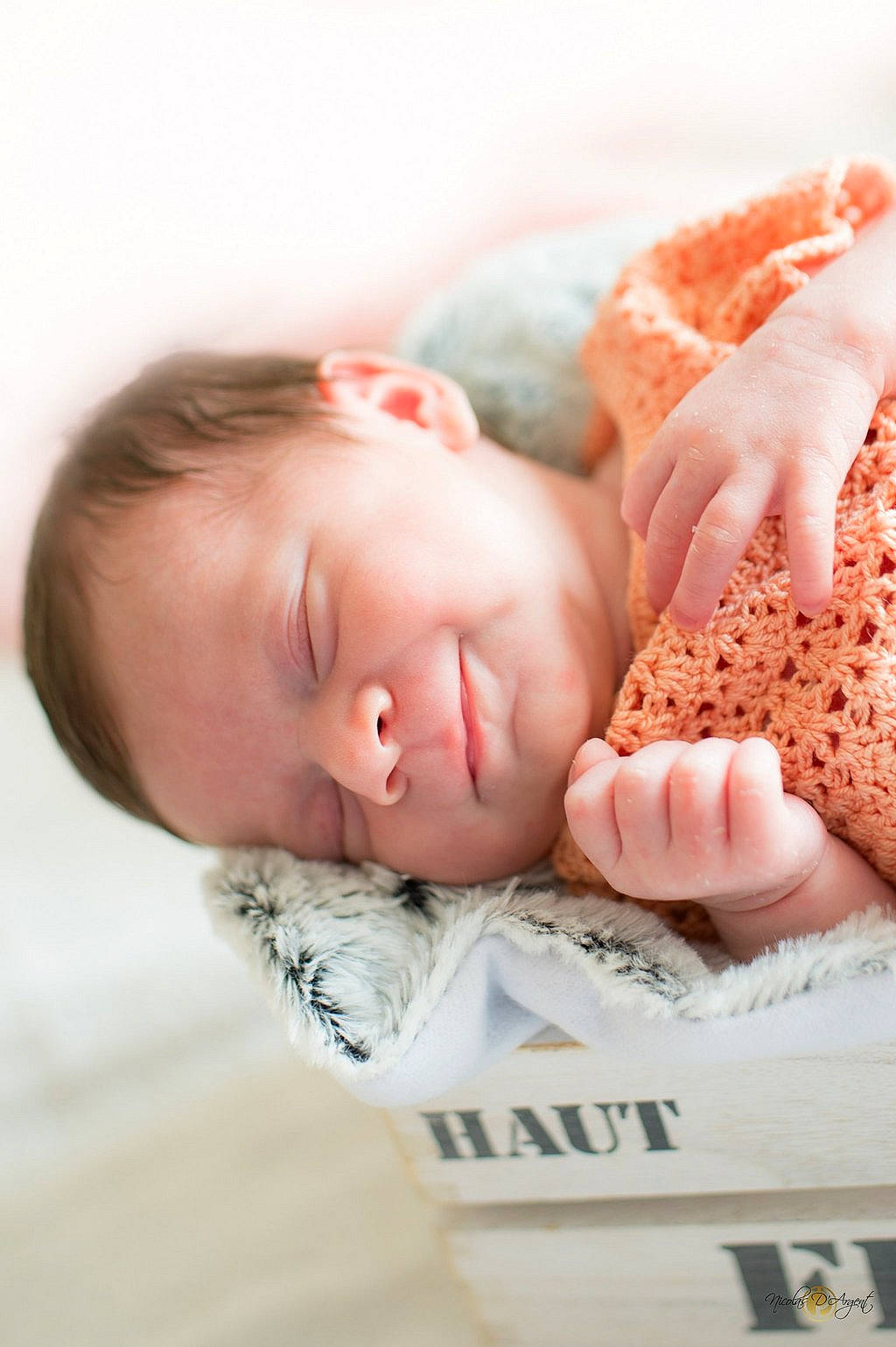 Beatriz a rejoint le concours — aidez-le/la à gagner de superbes lots ! baby, baby_sleeping, baby_toddler_clothing, cheek, child, clothing, comfort, eye, eyelash, face, facial_expression, happy, human_body, linens, lip, nail, person, skin, sleeve, textile