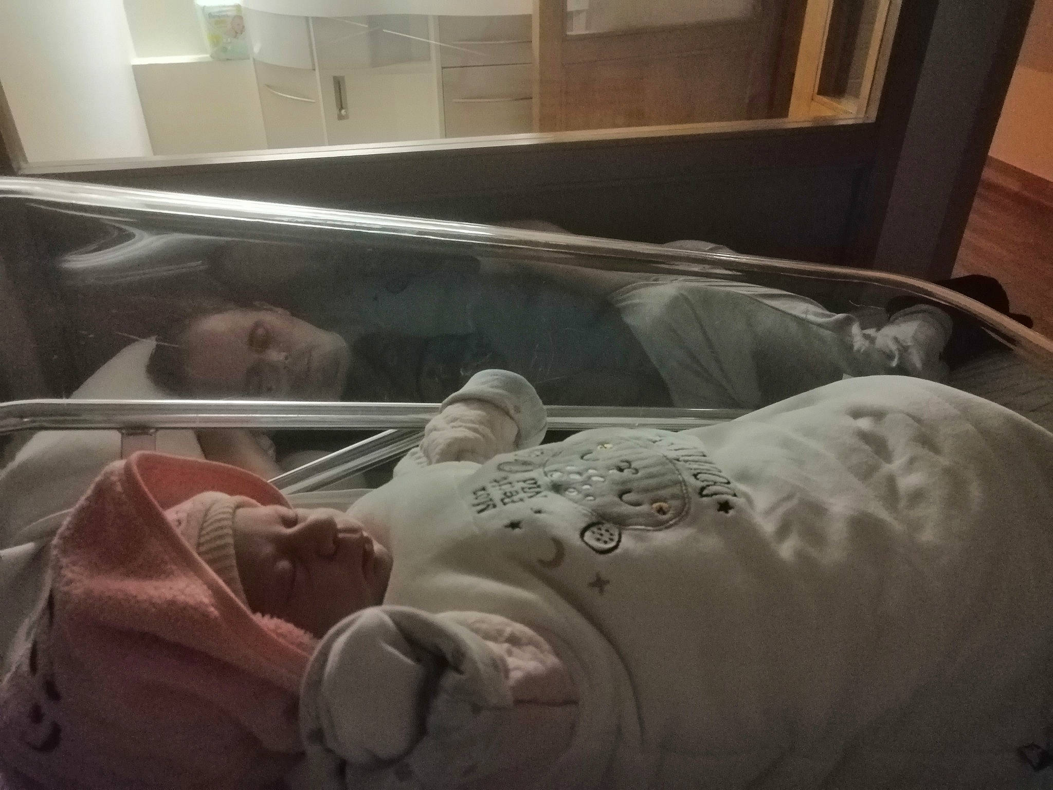 Beatriz participe au concours pour gagner de l'argent avec cette photo : art, baby, baby_safety, bed, bed_frame, bed_sheet, bedding, bedroom, child, childbirth, cloud, comfort, flesh, linens, medical, metal, nap, person, room, toddler