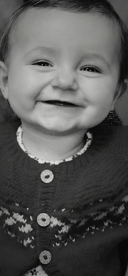 Alba participe au concours pour gagner de l'argent avec cette photo : black, black_and_white, cheek, chin, eye, eyebrow, eyelash, face, flash_photography, hairstyle, happy, iris, joy, lip, monochrome, nose, organ, person, smile, style