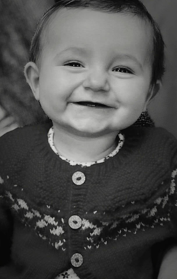 Alba participe au concours pour gagner de l'argent avec cette photo : baby_toddler_clothing, beauty, black_and_white, cheek, chin, eye, eyebrow, facial_expression, flash_photography, happy, head, iris, joy, lip, monochrome, monochrome_photography, person, skin, smile, standing