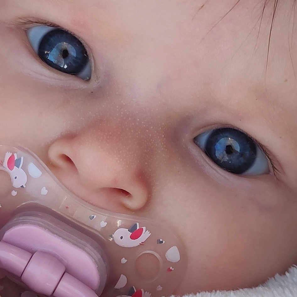Emma a rejoint le concours — aidez-le/la à gagner de superbes lots ! baby, cheek, child, chin, ear, eye, eyebrow, eyelash, face, forehead, happy, iris, lip, mouth, nose, organ, pink, skin, toddler, white