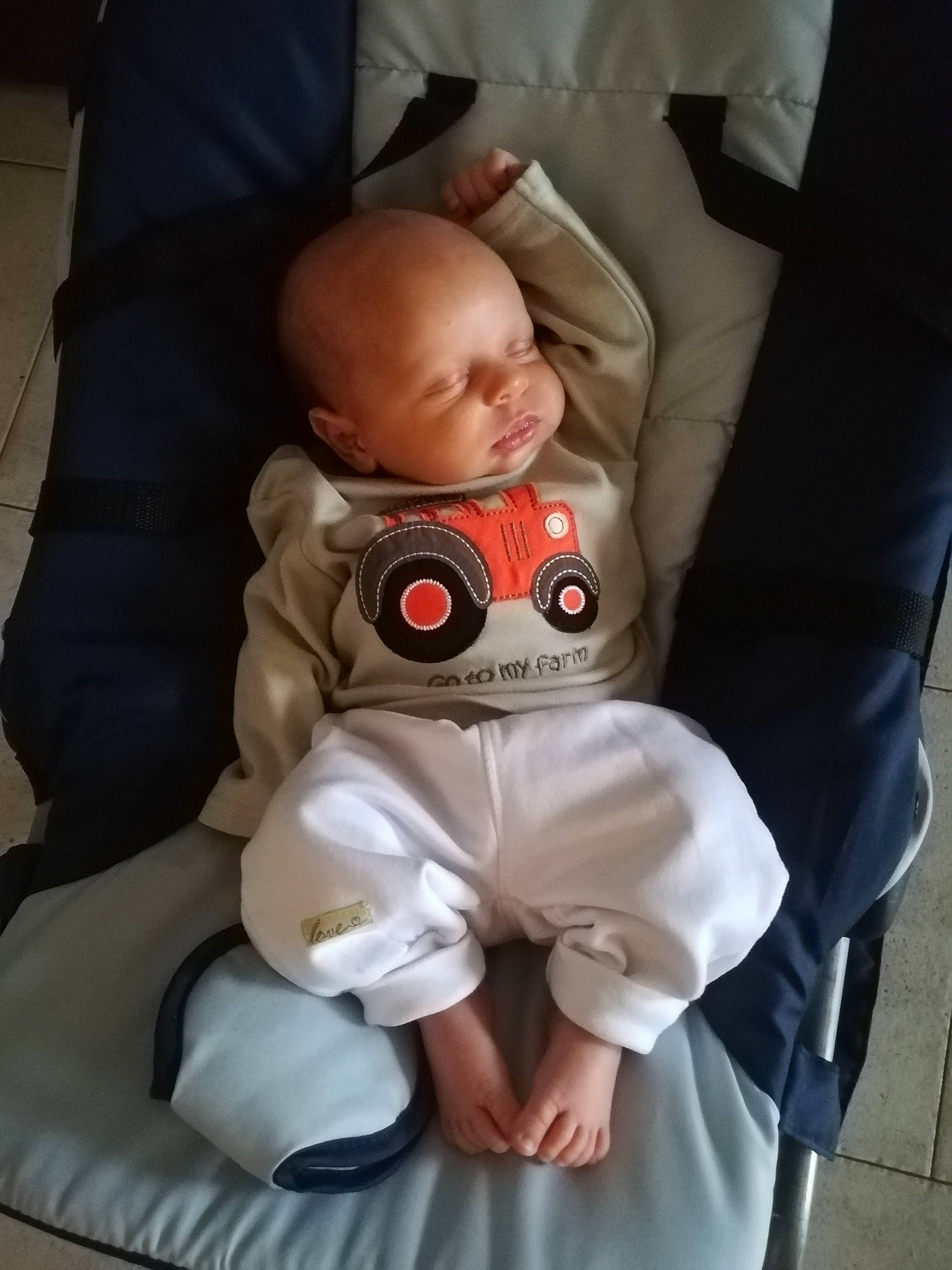 Mathéo a rejoint le concours — aidez-le/la à gagner de superbes lots ! baby, baby_carriage, baby_in_car_seat, baby_products, birth, car_seat, child, comfort, furniture, person, product, sitting, toddler