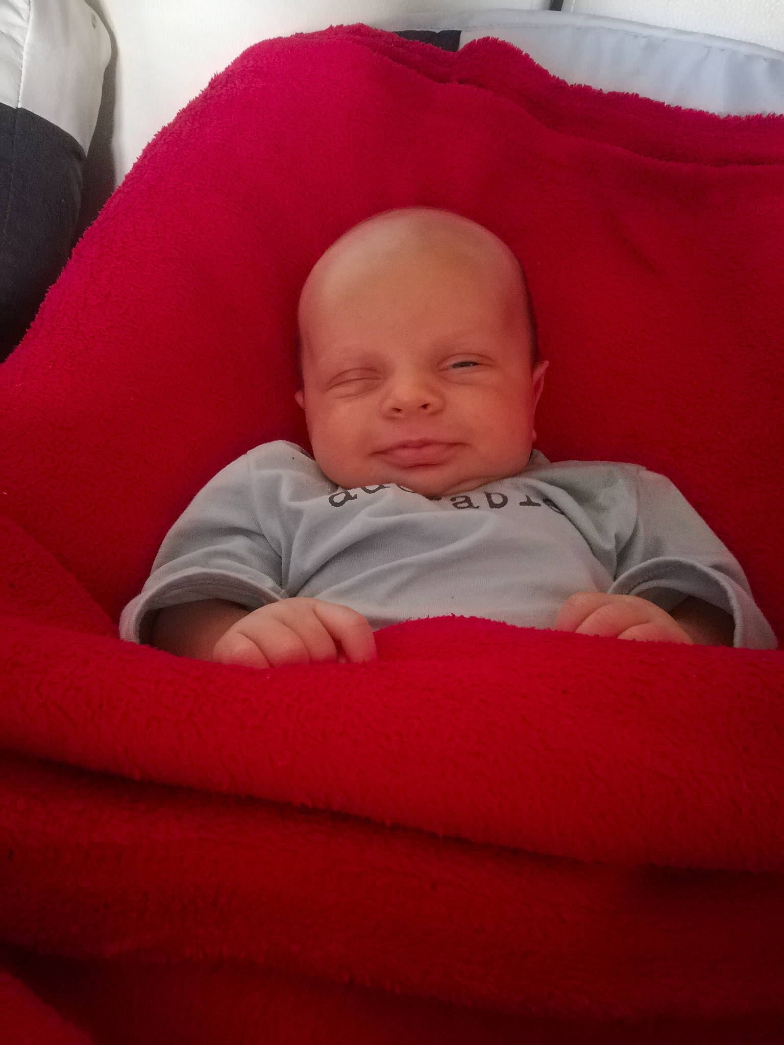 Mathéo a rejoint le concours — aidez-le/la à gagner de superbes lots ! baby, bedtime, cheek, child, comfort, furniture, head, linens, mouth, nap, person, red, skin, sleep, textile, toddler