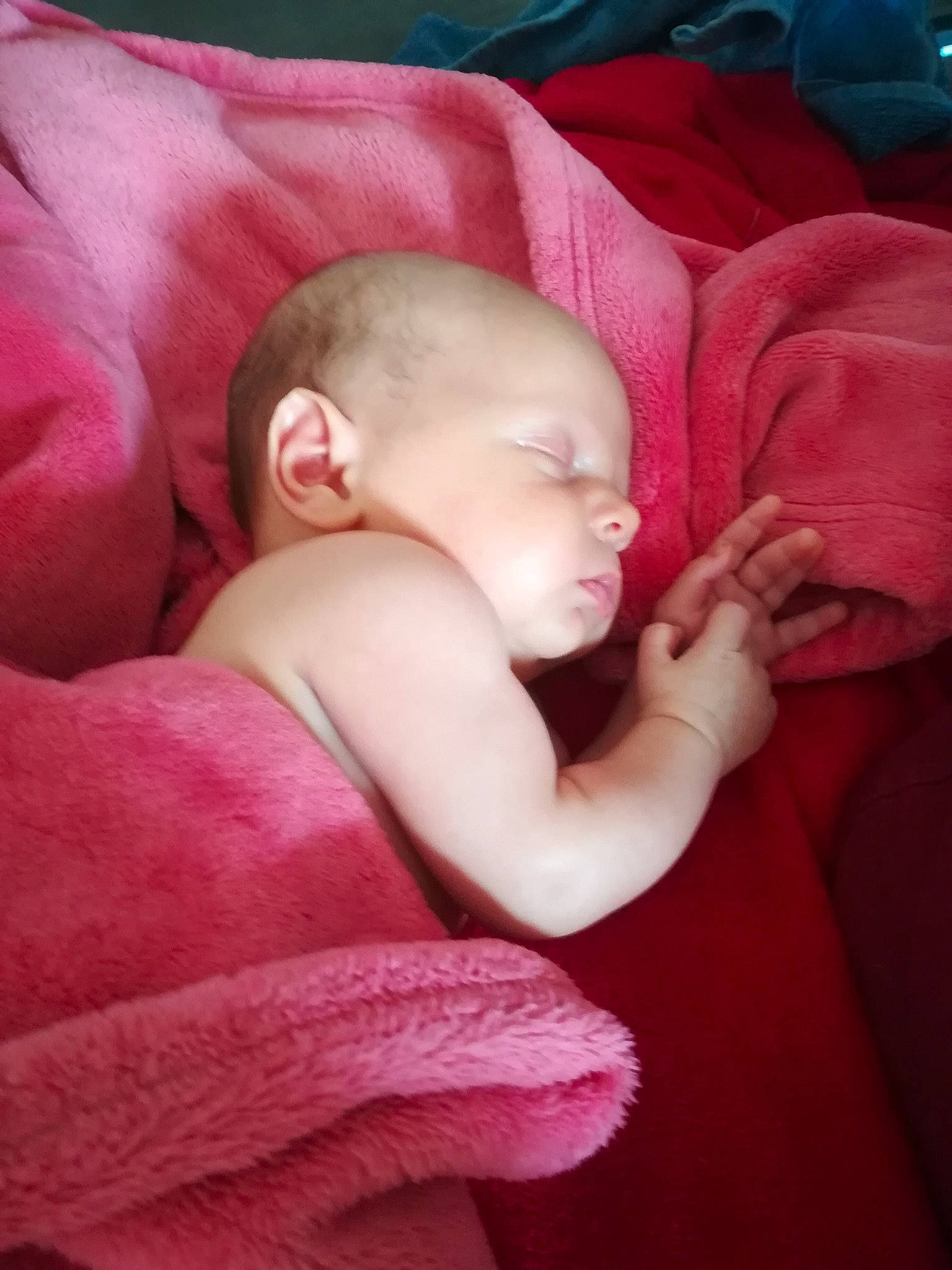 Mathéo a rejoint le concours — aidez-le/la à gagner de superbes lots ! arm, baby, cheek, child, ear, face, finger, hand, head, linens, lip, mouth, nap, neck, nose, person, pink, skin, sleep, thumb