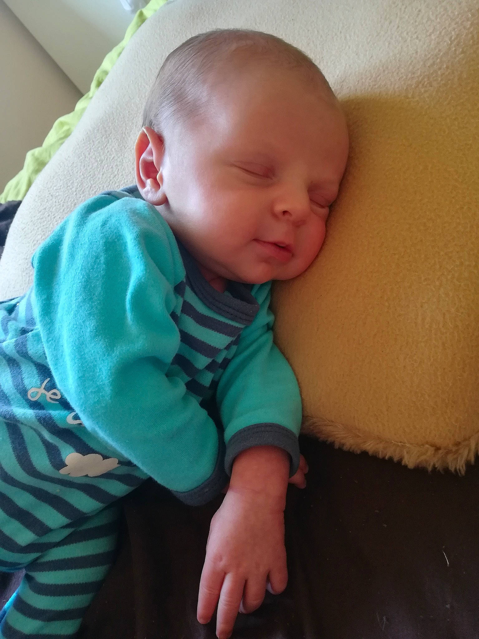 Mathéo participe au concours pour gagner de l'argent avec cette photo : arm, baby, cheek, child, face, hand, head, lip, mouth, nose, person, skin, sleep, toddler, tummy_time