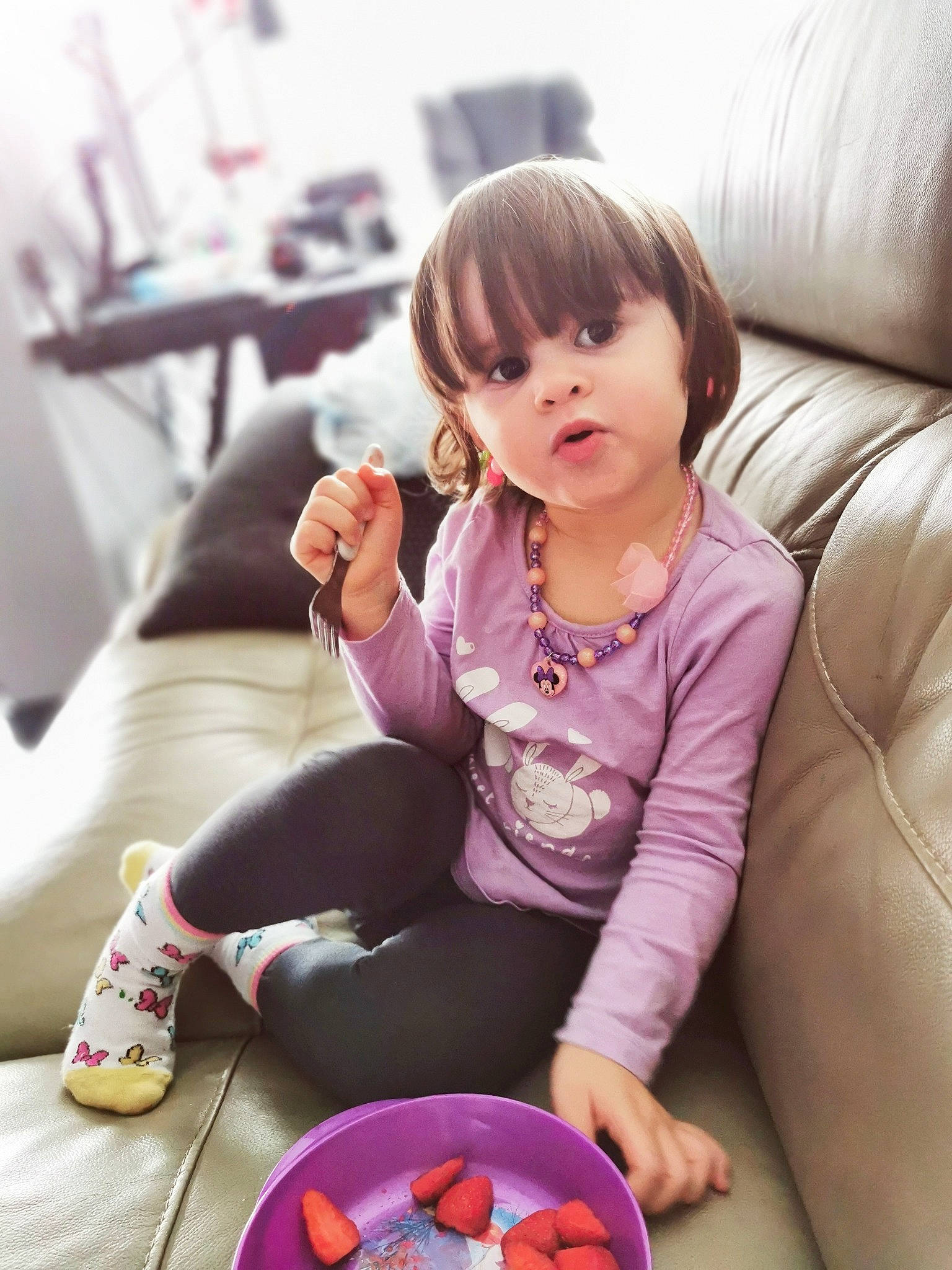 Valentina a rejoint le concours — aidez-le/la à gagner de superbes lots ! bangs, child, comfort, couch, face, finger, fun, furniture, happy, head, human_body, human_leg, knee, long_hair, person, pink, skin, tableware, textile, thigh