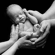 Gabriel a rejoint le concours — aidez-le/la à gagner de superbes lots ! newborn, baby, hands, black_background, monochrome, portrait, peaceful, sleeping, adult_hands, skin, closeup, tenderness, family, love, care, infant, wrinkles, fingers, feet, studio