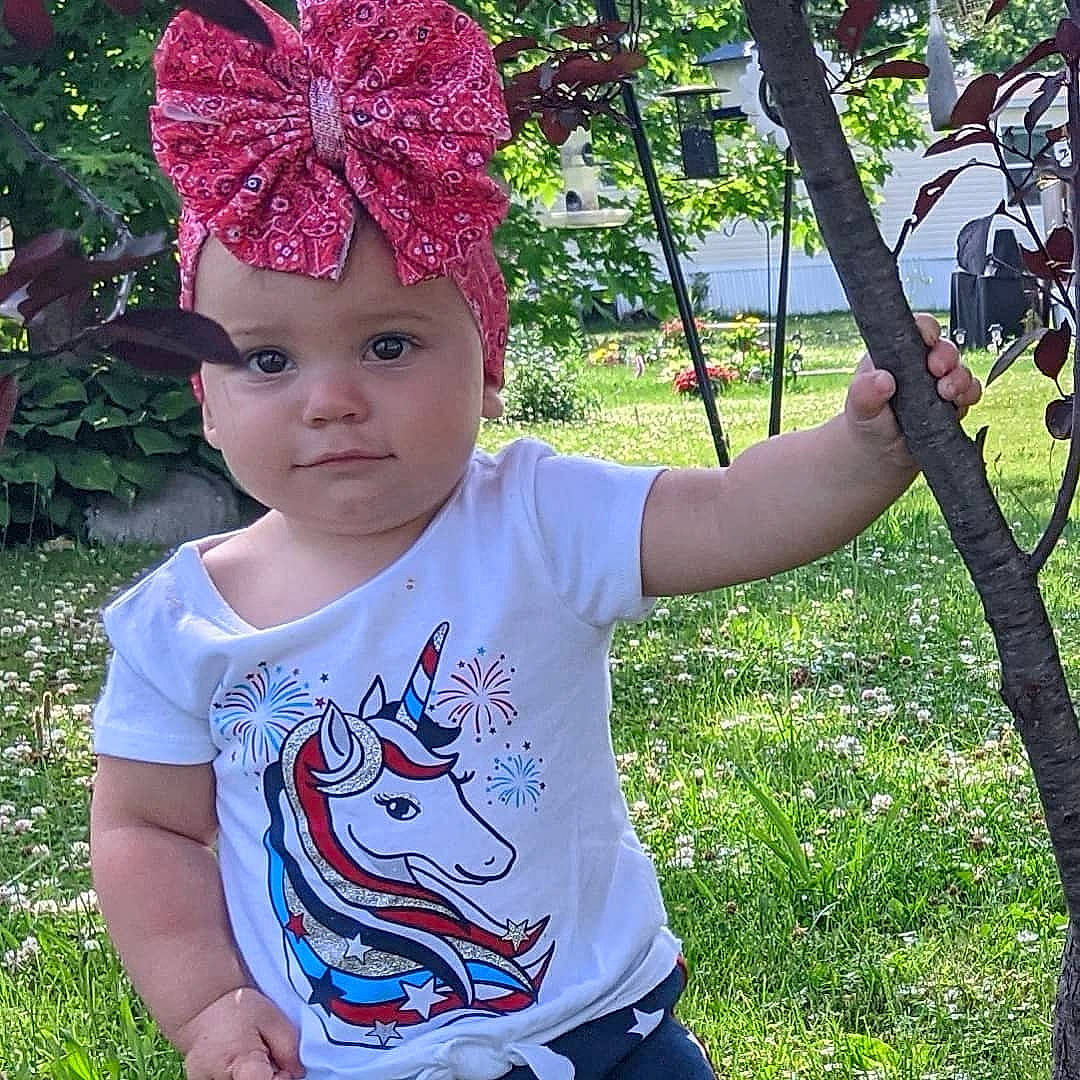 Mazikeen is registered to the contest to win money with this photo: baby_toddler_clothing, beauty, botany, cap, child, costume_hat, electric_blue, fun, grass, hair_accessory, happy, headgear, headwear, leaf, pattern, people_in_nature, person, plant, sleeve, t_shirt