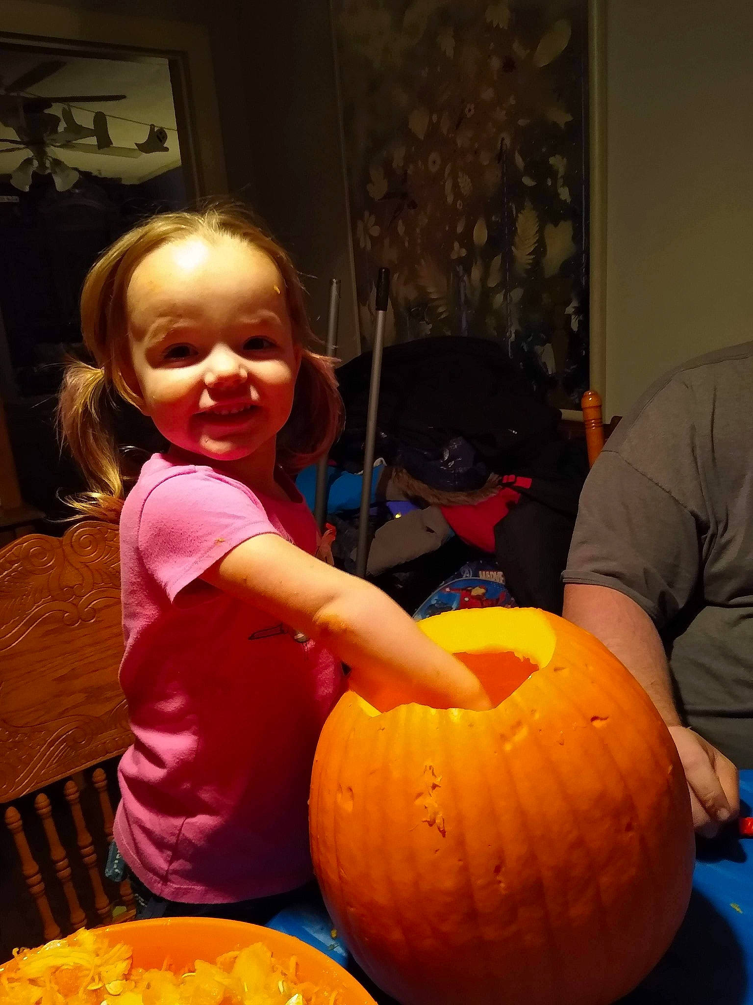 Everlee is registered to the contest to win money with this photo: calabaza, child, cucurbita, fun, gourd, head, local_food, natural_foods, orange, person, picture_frame, plant, produce, pumpkin, smile, squash, t_shirt, toddler, vegetable, whole_food