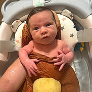 Eyden a rejoint le concours — aidez-le/la à gagner de superbes lots ! baby, bath, bathroom, bathtub, child, cute, expression, face, hand, indoors, infant, looking, newborn, person, seat, skin, sponge, towel, water, wet