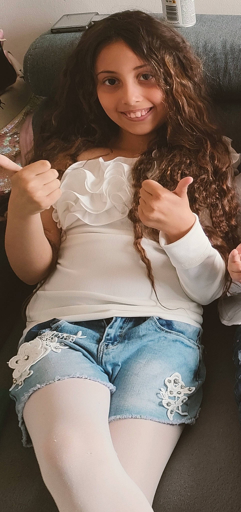 Thaissana a rejoint le concours — aidez-le/la à gagner de superbes lots ! eyelash, fashion, flash_photography, gesture, human, human_body, jean_short, joint, joy, leg, lip, muscle, organ, person, shorts, shoulder, skin, smile, textile, thigh