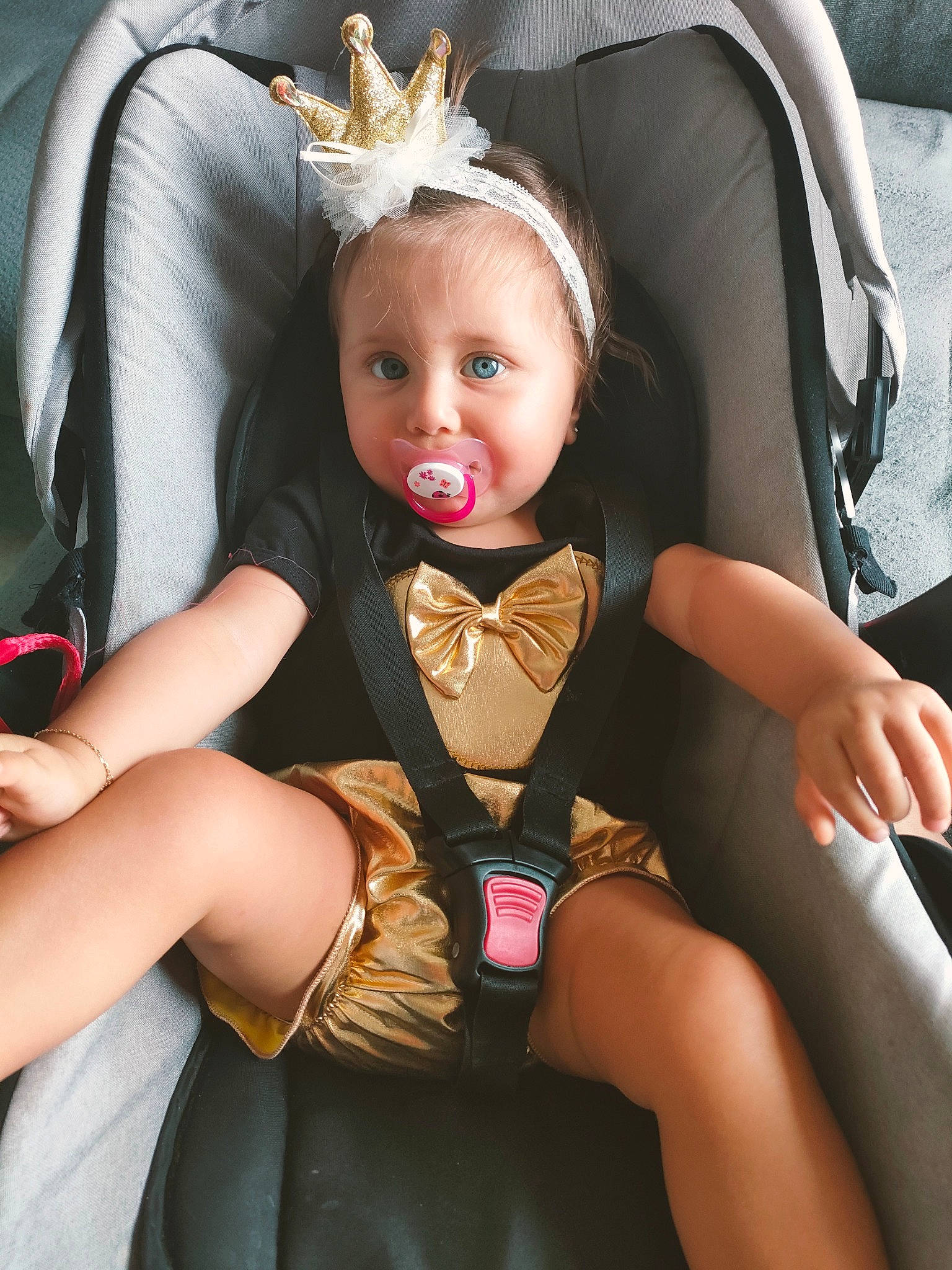 Siana a rejoint le concours — aidez-le/la à gagner de superbes lots ! arm, baby, baby_toddler_clothing, chair, comfort, dress, eye, eyelash, finger, flash_photography, hairstyle, happy, headpiece, iris, organ, person, pink, skin, thigh, toddler