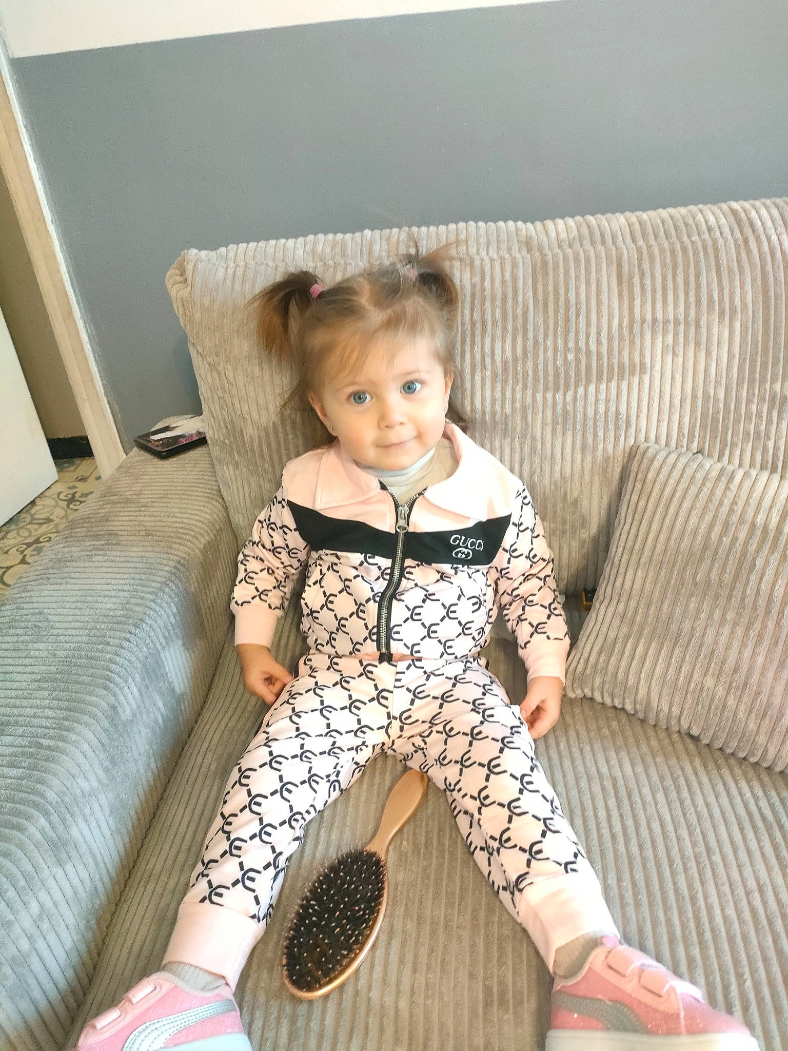 Siana a rejoint le concours — aidez-le/la à gagner de superbes lots ! baby_toddler_clothing, comfort, couch, dress, face, furniture, hairstyle, happy, human_body, joy, knee, neck, person, shoulder, sleeve, smile, sock, sportswear, thigh, toddler