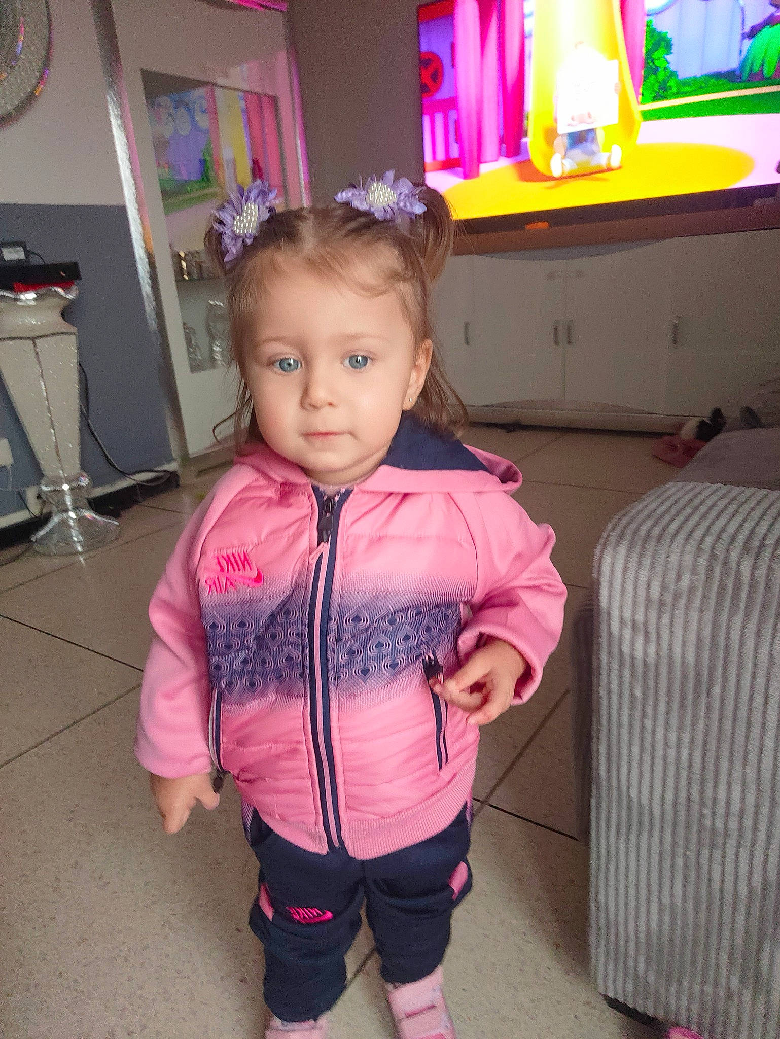 Siana a rejoint le concours — aidez-le/la à gagner de superbes lots ! baby, baby_products, baby_toddler_clothing, cheek, child, event, eyelash, fashion_accessory, flooring, fun, happy, magenta, person, pink, play, purple, room, sitting, skin, sleeve