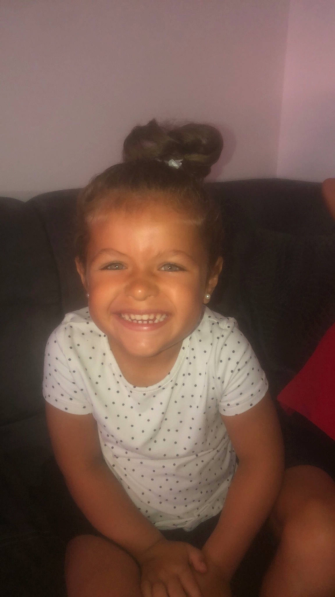 Léyna a rejoint le concours — aidez-le/la à gagner de superbes lots ! arm, cheek, chin, ear, eye, eyebrow, face, facial_expression, forehead, head, human, joint, joy, lip, mouth, muscle, neck, nose, person, shoulder