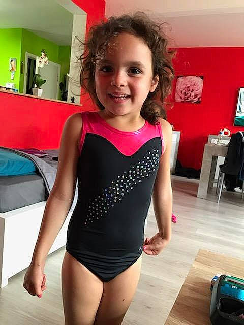 Sara participe au concours pour gagner de l'argent avec cette photo : fashion, floor, flooring, fun, happy, human_body, joint, joy, knee, leg, leotard, maillot, one_piece_swimsuit, person, shoulder, sleeve, smile, sportswear, standing, swimwear