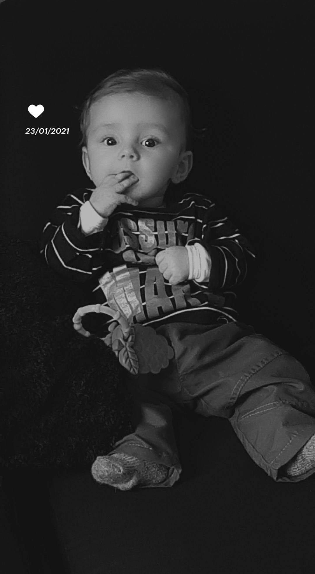 Mylann a rejoint le concours — aidez-le/la à gagner de superbes lots ! arm, baby, baby_toddler_clothing, black_and_white, cheek, child, darkness, eye, flash_photography, fun, happy, monochrome, monochrome_photography, pattern, person, sitting, sleeve, style, t_shirt, toddler
